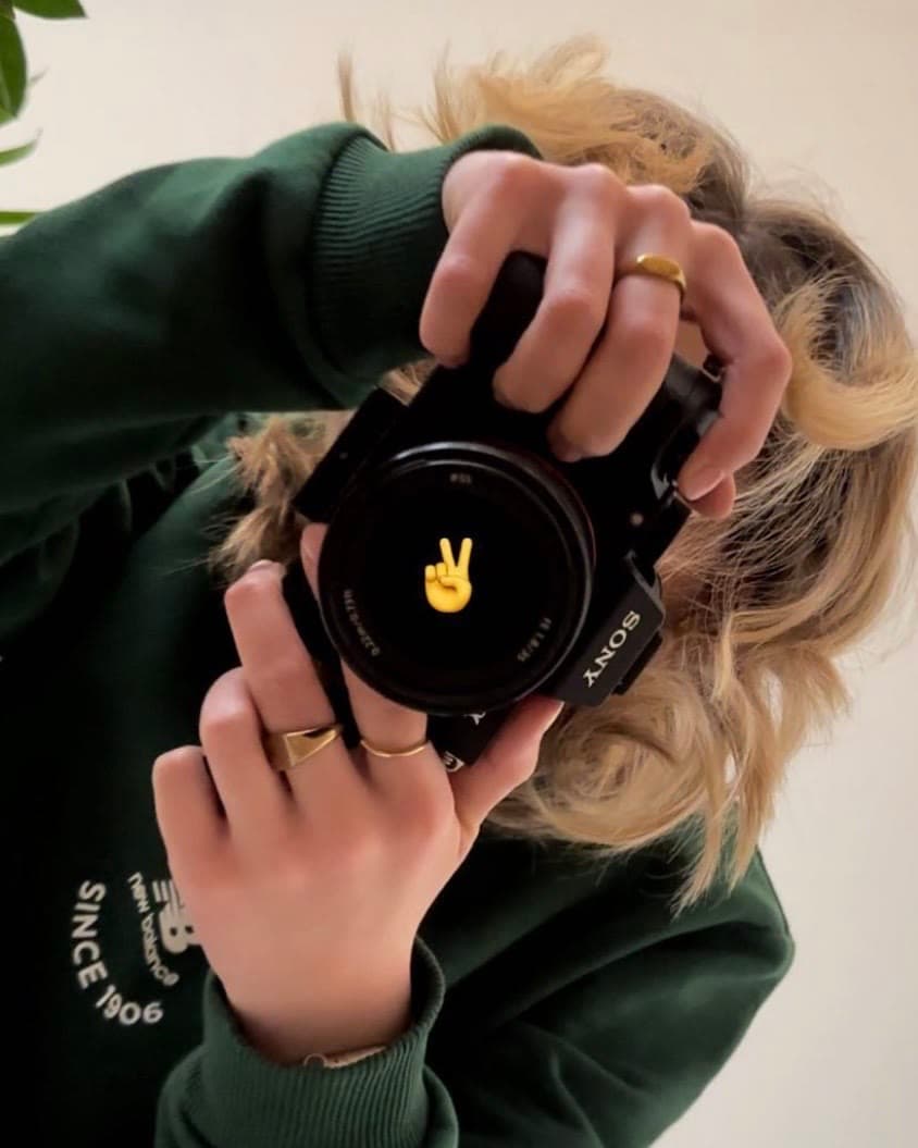 Ines mit der Kamera vor dem Gesicht