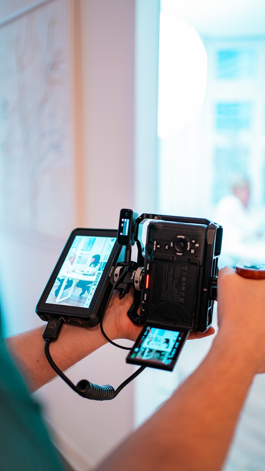 Kamera mit Monitor in der Hand