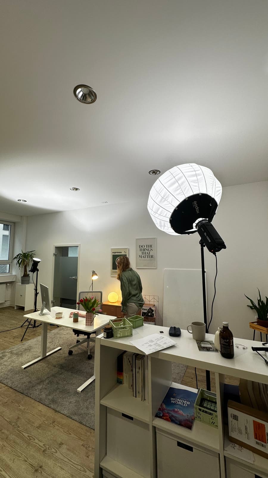 Ausgeleuchtetes Set in einem Büro