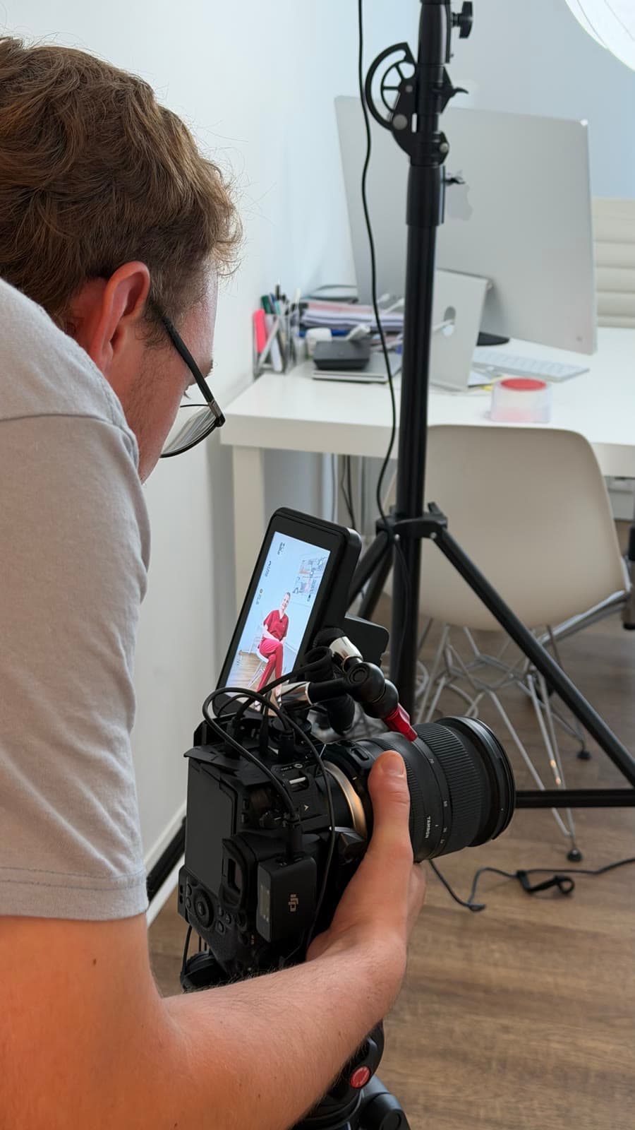 Tim beim Dreh mit Kamera und Monitor